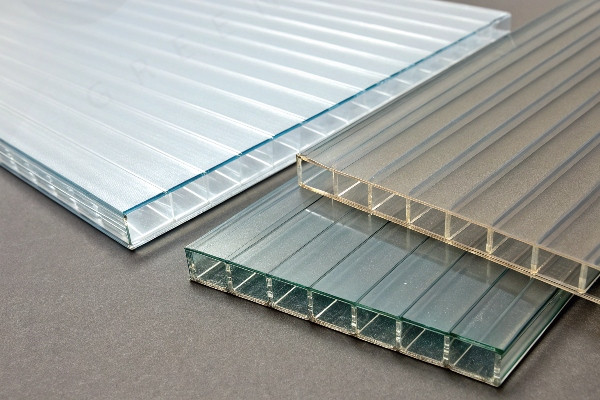 Comparison of polycarbonate and glass greenhouse materials